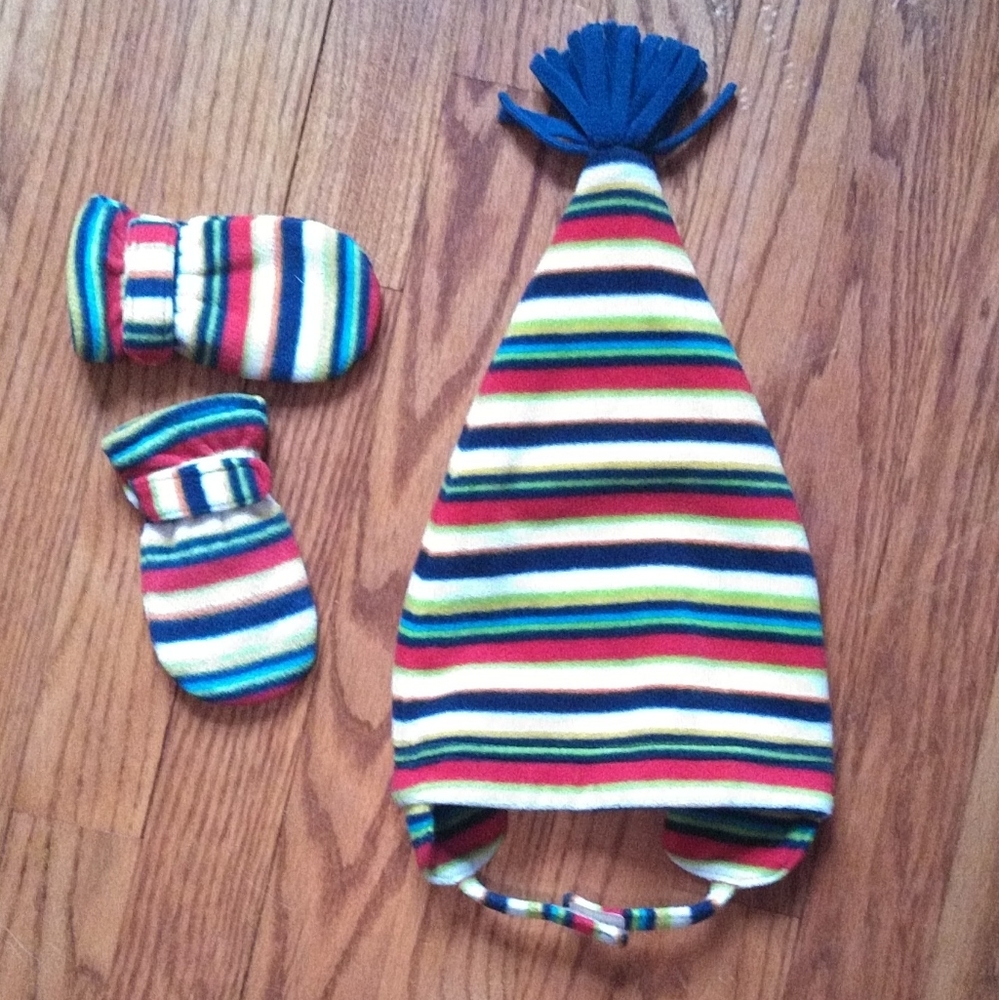 Adorable Baby Gap fleece hat and Mitten set